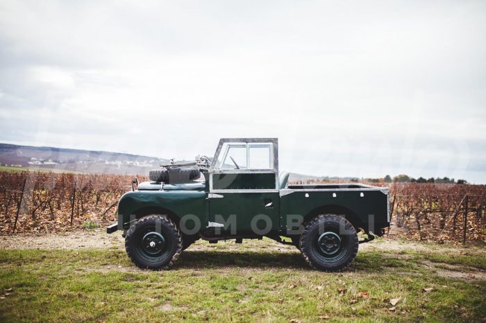 Legendary Land Rover Series 1-3 of the 25 04 1956 equipped with its 2 liters essence