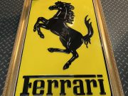 Panneau Ferrari original en plastique des années 80 fixé sur un cadre en bois